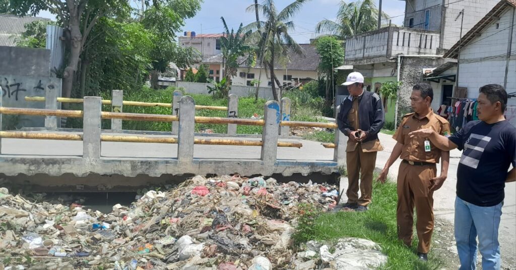 Sampah di Jembatan Gang Perlan Babelan Jadi Penyebab Banjir, Warga Desak Normalisasi